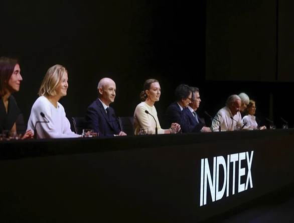 La presidenta de Inditex, Marta Ortega (c) junto al consejero delegado, Óscar García Maceiras (3i) durante la Junta General de Accionistas de la compañía.