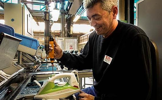Vitoria vuelve a producir la mítica plancha Ufesa tras diez años de ausencia | El Correo