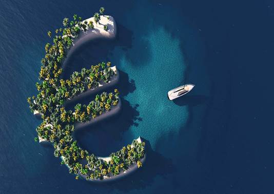 Símbolo del euro sobre el mar junto a un yate
