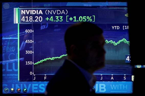 Un hombre cruza el pasado mes de octubre por delante de una pantalla que muestra la cotización -hoy vale casi el doble- de la tecnológica Nvidia.