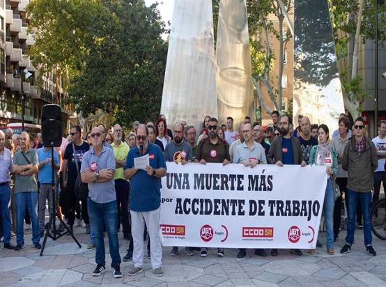 La concentración de UGT y CCOO contra la siniestralidad laboral celebrada este jueves en Zaragoza.