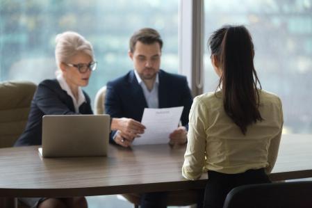Unos directivos en una entrevista de trabajo con una posible candidata.